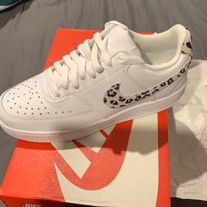 Size 6.5 ladies nike court low